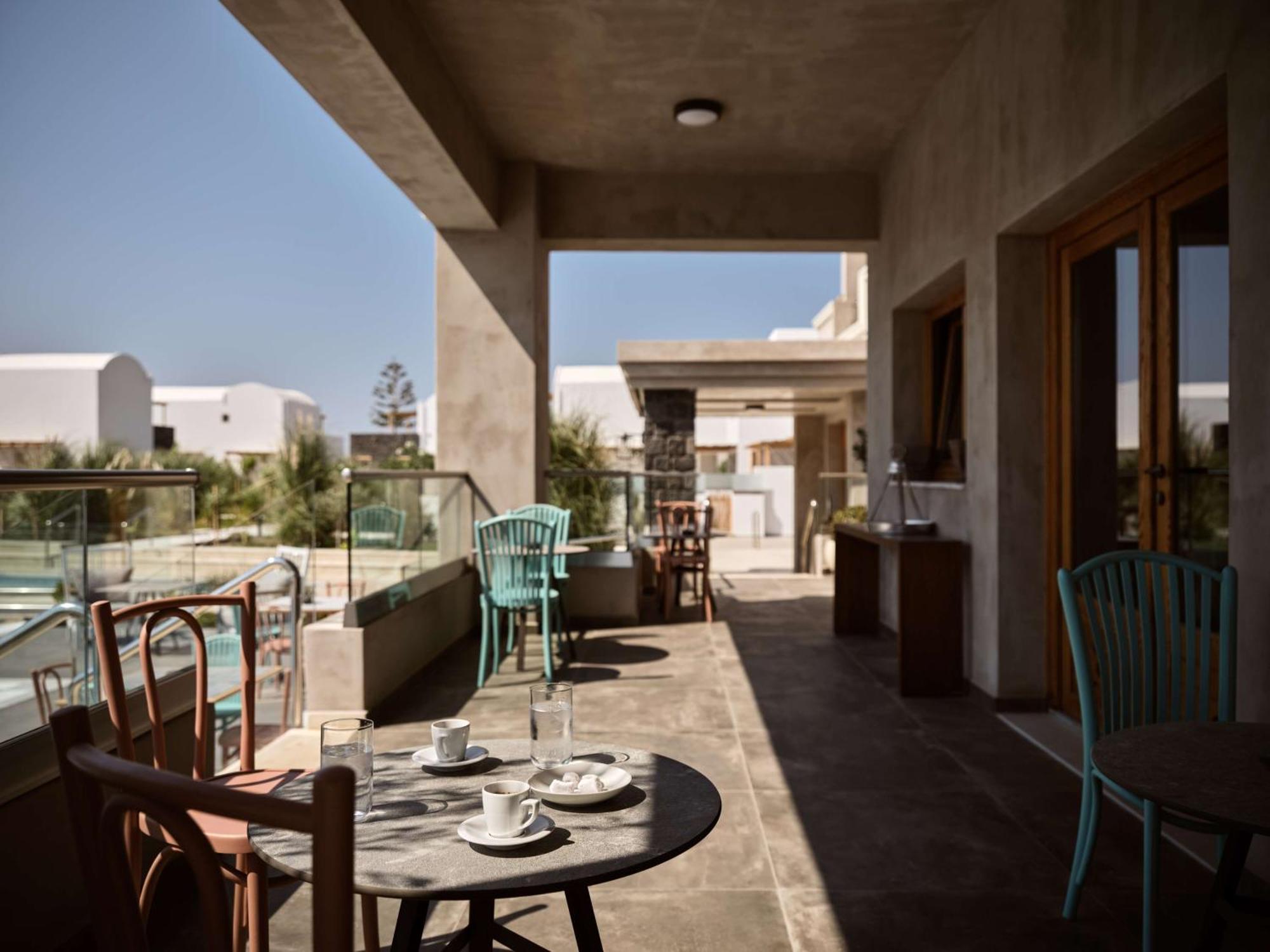 Sea Breeze Santorini Beach Resort, Curio By Hilton Agios Georgios  Exterior photo