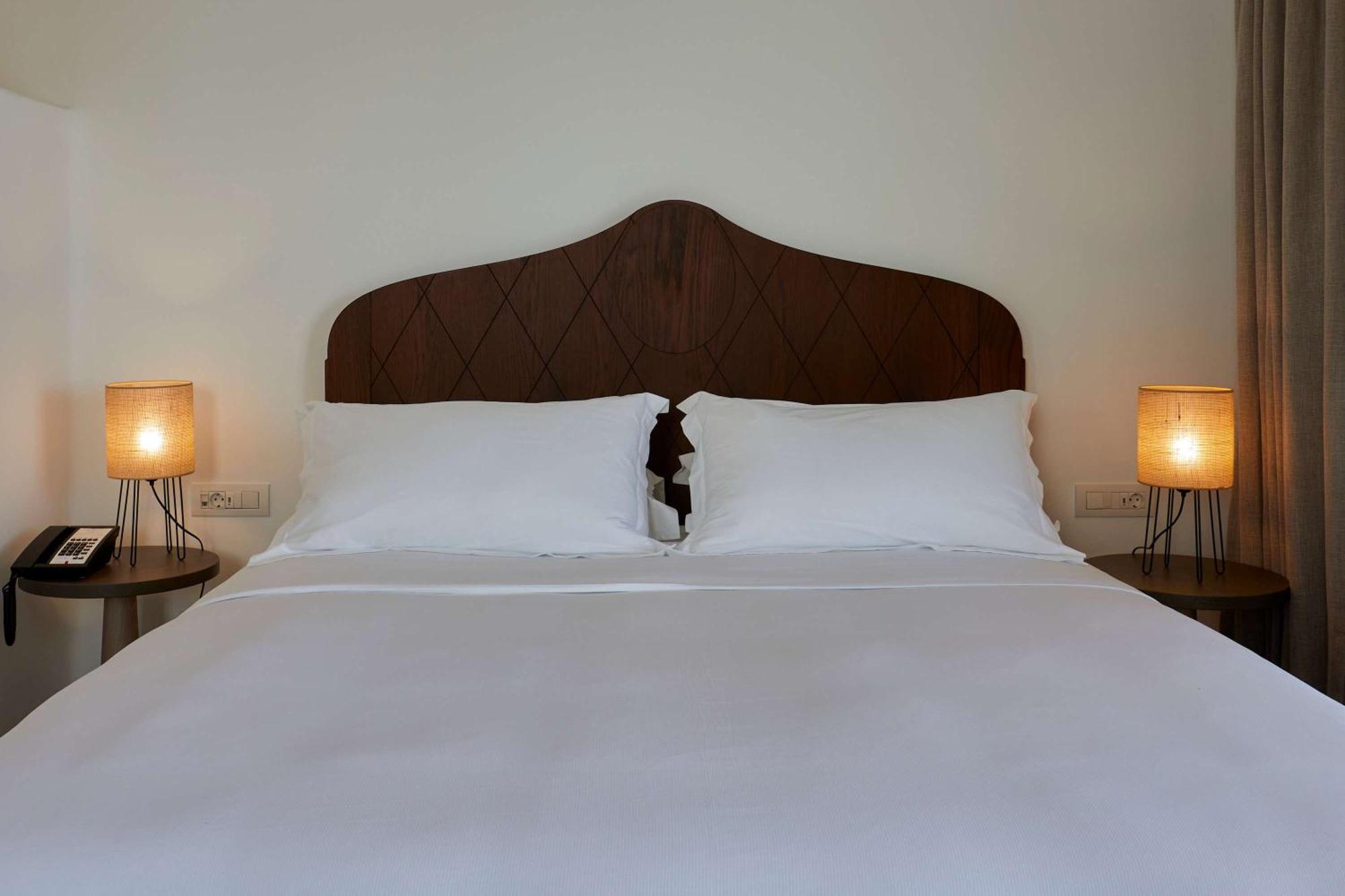 Sea Breeze Santorini Beach Resort, Curio By Hilton Agios Georgios  Exterior photo