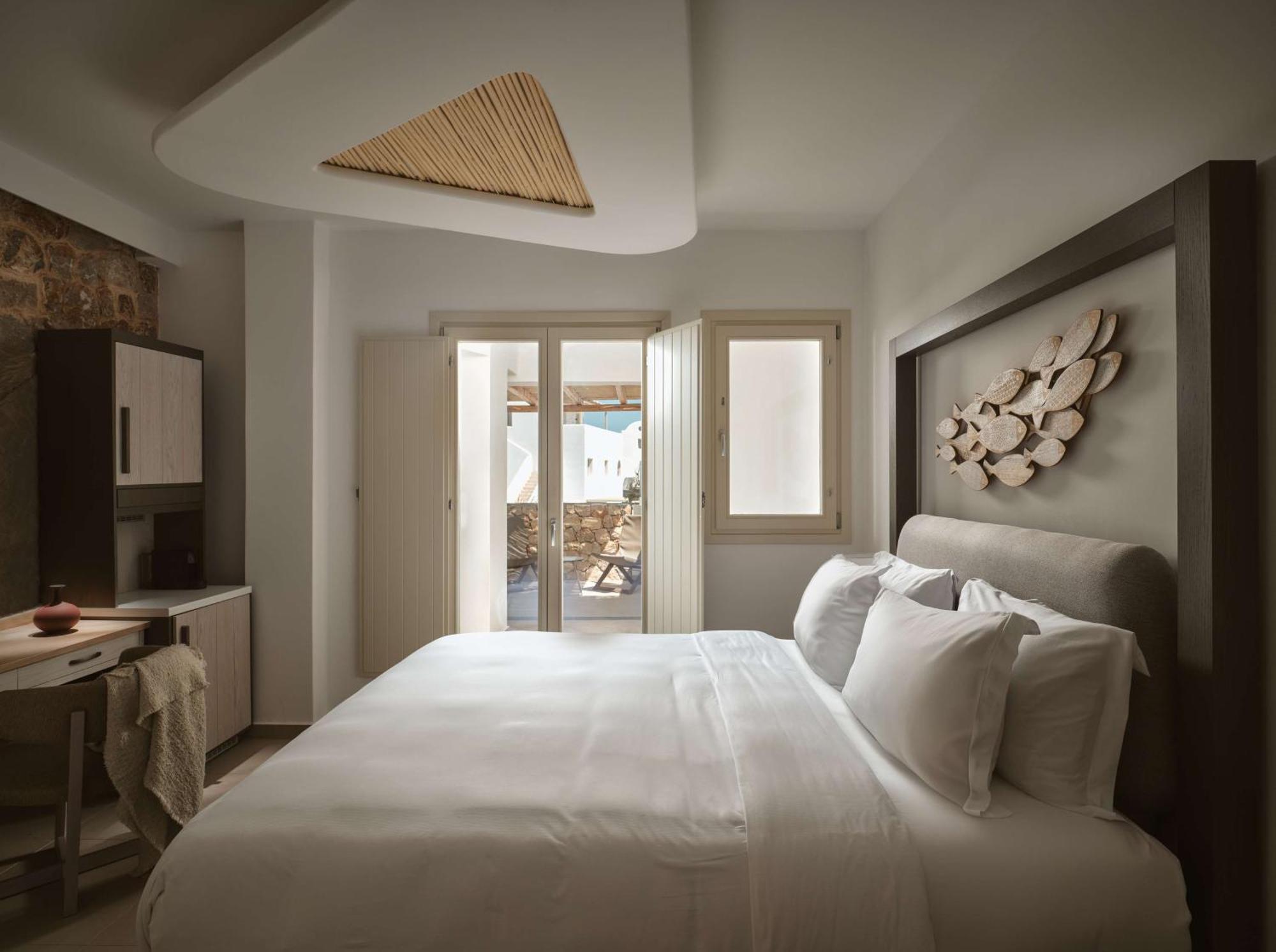 Sea Breeze Santorini Beach Resort, Curio By Hilton Agios Georgios  Exterior photo