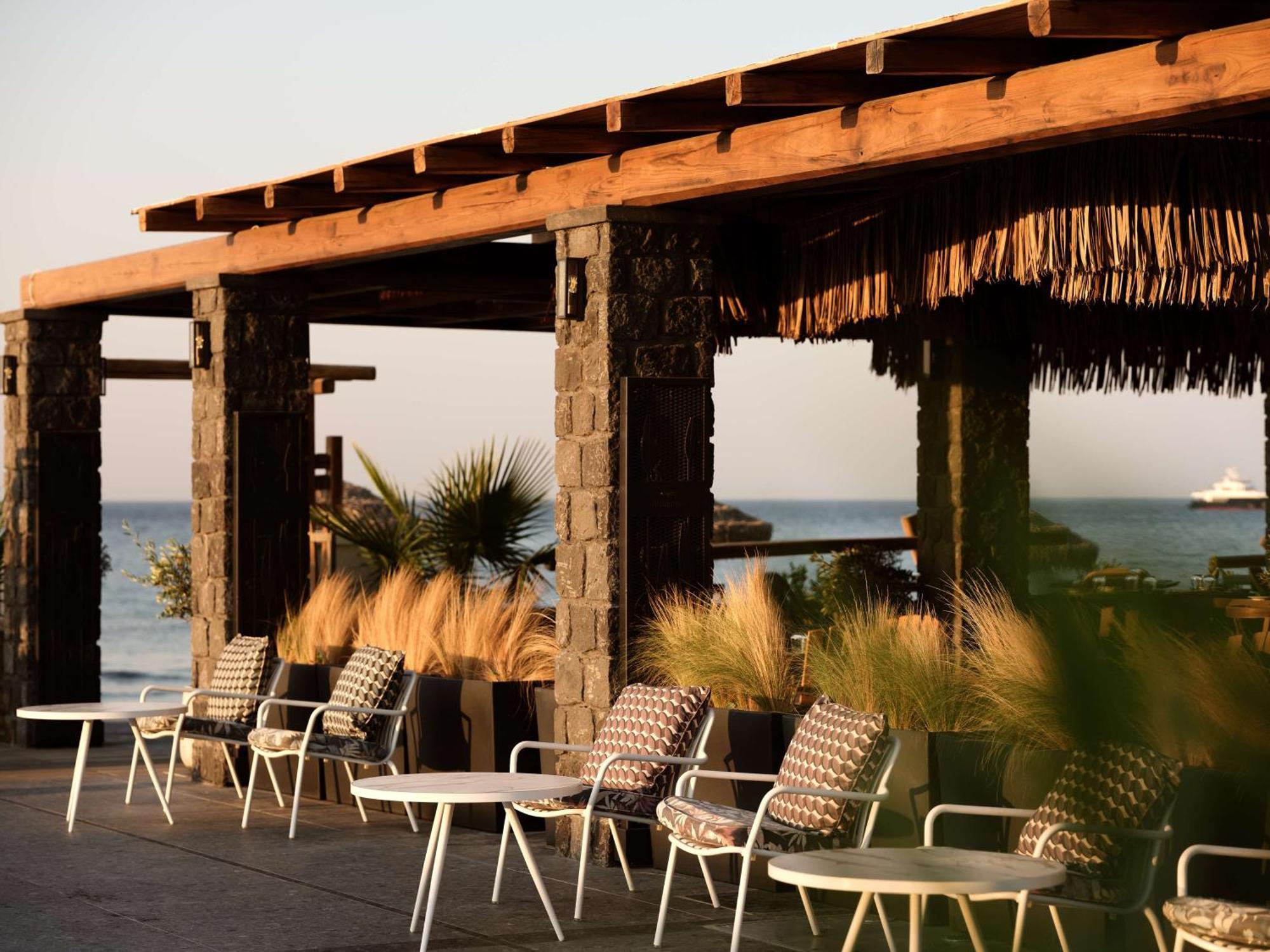 Sea Breeze Santorini Beach Resort, Curio By Hilton Agios Georgios  Exterior photo